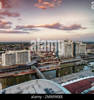 Vue depuis les gratte-ciel, le centre de Columbus et le vieux port, ciel nocturne, quartier de Mitte, Bremerhaven, Brême, Allemagne Banque D'Images