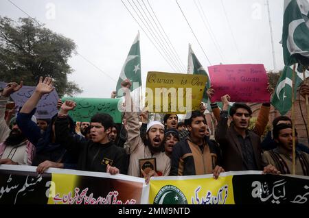 Peshawar, Pakistan. 29th janvier 2023. Les partisans du parti de la Ligue de l'Homme musulman tiennent un écriteau dans Urdu "brûler le Coran est le pire type de terrorisme de la Suède" lors d'une protestation contre la Suède. Le Premier ministre pakistanais Shahbaz Sharif, plusieurs pays arabes ainsi que la Turquie ont condamné le 23 janvier l'islamophobie après que le politicien d'extrême-droite suédois-danois Rasmus Paludan ait brûlé une copie du Coran lors d'un rassemblement à Stockholm le 21 janvier. (Photo de Hussain Ali/Pacific Press) crédit: Pacific Press Media production Corp./Alay Live News Banque D'Images