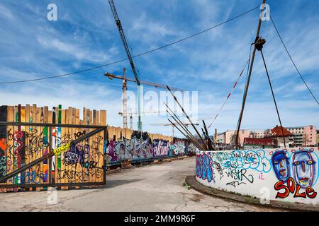 Graffitis sur une clôture et un mur en bois dans la zone des abattoirs, Munich, haute-Bavière, Bavière, Allemagne Banque D'Images