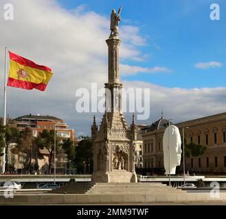 Sculpture de Christophe Colomb sur une colonne drapeau espagnol et sculpture de Julia par Jaume Plensa Plaza de Colon Madrid Espagne Banque D'Images