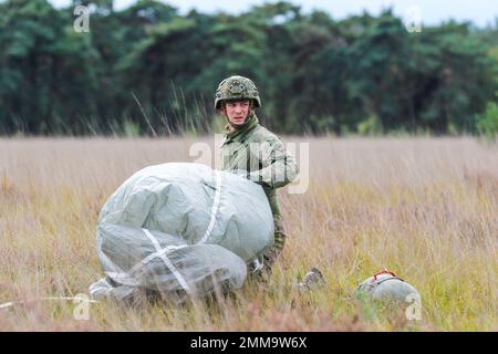 Un parachutiste emballe son tir après son atterrissage sur la zone de chute Heide de Hechtelse, en Belgique, dans le cadre de l'exercice Falcon Leap 22 sur 15 septembre 2022. Cette année, quatorze pays participent à l'exercice Falcon Leap, un exercice aérien annuel organisé sur les zones historiques de bennaux à travers les pays-Bas et la Belgique pour promouvoir l'interopérabilité entre les alliés et les partenaires internationaux. Banque D'Images