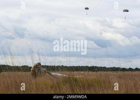 Un parachutiste emballe son tir après son atterrissage sur la zone de chute Heide de Hechtelse, en Belgique, dans le cadre de l'exercice Falcon Leap 22 sur 15 septembre 2022. Cette année, quatorze pays participent à l'exercice Falcon Leap, un exercice aérien annuel organisé sur les zones historiques de bennaux à travers les pays-Bas et la Belgique pour promouvoir l'interopérabilité entre les alliés et les partenaires internationaux. Banque D'Images