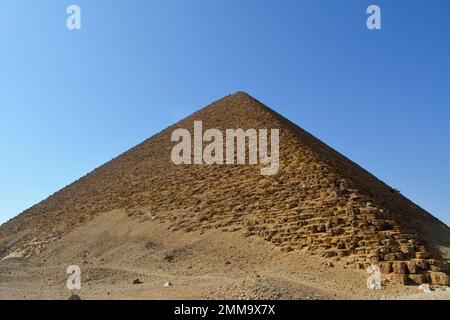 La pyramide rouge nord du Dahshur du roi Sneferu, nommée pour la teinte rouillée de ses pierres calcaires rouges, également appelée pyramide des chauves-souris, qu'elle contient Banque D'Images