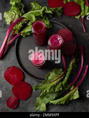 vue de dessus des bouteilles de jus de betteraves. Belle photo Banque D'Images