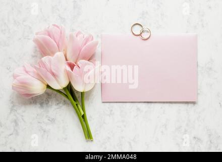 bouquet de petites fleurs avec anneaux d'engagement. Photo haute résolution Banque D'Images