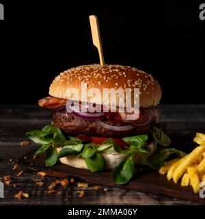 hamburger grand angle avec table à frites. Belle photo Banque D'Images