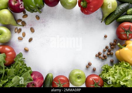 cadre fait de fruits colorés légumes fruits secs surface blanche 2. Résolution et superbe photo de haute qualité Banque D'Images