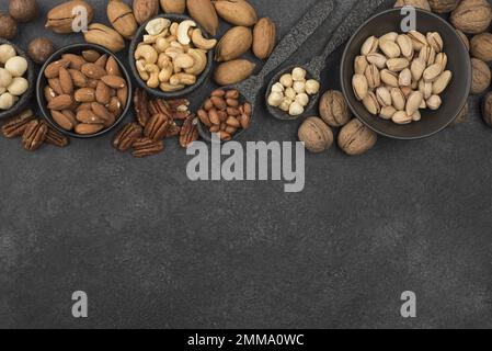 différents types de noix arrière-plan sombre de l'espace de copie. Résolution et superbe photo de haute qualité Banque D'Images
