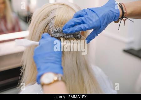 salon de coiffure de coloration de cheveux de procédé. Photo haute résolution Banque D'Images