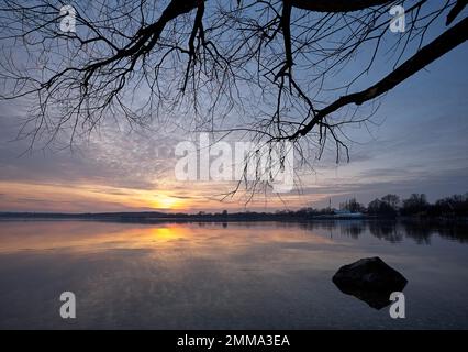 Coucher de soleil sur le lac Ammer, Stegen, haute-Bavière, Bavière, Allemagne Banque D'Images