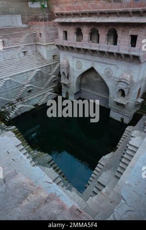 Toorji's Step Well, Toorji ki Jhalara, construit en 1740s.Hand sculpté puits construit pour fournir de l'eau à la population locale, Jodhpur, Rajasthan, Inde. Banque D'Images