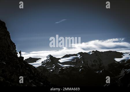 Grimpez sur l'éperon rocheux avec les montagnes du Tyrol du Sud à l'heure bleue, vallée de Martell, Naturno, Tyrol du Sud, Italie Banque D'Images