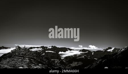 Grimpez sur l'éperon rocheux avec les montagnes du Tyrol du Sud à l'heure bleue, vallée de Martell, Naturno, Tyrol du Sud, Italie Banque D'Images