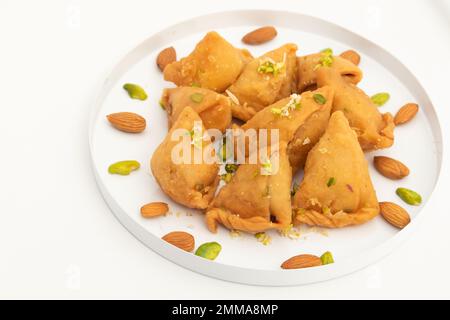 Samosa Gujia Mithai aussi appelé Gujiya, Pirukiya, Pirukia, Pedakiya, Karanji, Basundi Gughra fait de Suji ghee farci avec Mawa Khoya Chasni Mava Kho Banque D'Images