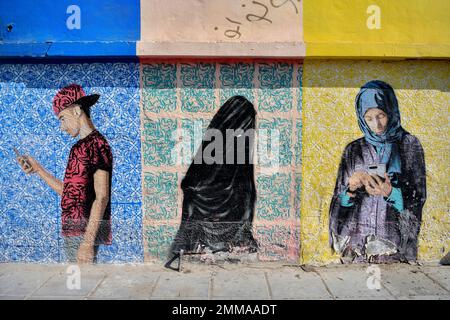 Murale de deux femmes voilées et d'un jeune homme avec un téléphone mobile, graffito, Al Khobar, province de ash-Sharqiyya, golfe Persique, Arabie Saoudite Banque D'Images