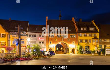 Maisons historiques et Maienlaender Tor sur la place de l'hôtel de ville, photographie au crépuscule, Loeffingen, quartier de Breisgau-Hochschwarzwald, Bade-Wurtemberg Banque D'Images