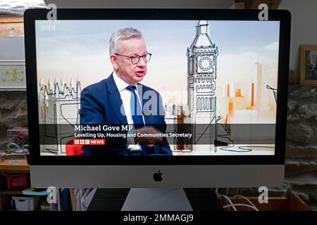 Le député Tory Michael Gove Leveling Up, Secrétaire du logement et des communautés parlant sur l'écran d'ordinateur de BBC News 27 janvier 2023 Londres Royaume-Uni Grande-Bretagne Banque D'Images