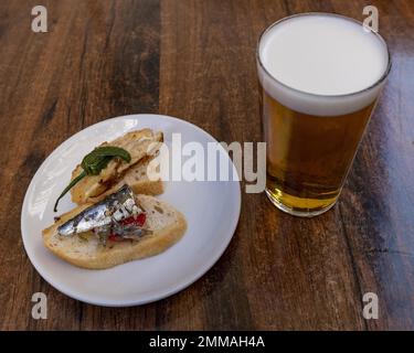 Tapas et bière, Madrid, capitale, Espagne Banque D'Images