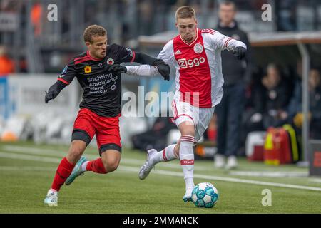 ROTTERDAM, PAYS-BAS - JANVIER 29 : Kenneth Taylor d'Ajax et Kenzo Goudmijn d'Excelsior Rotterdam lors du match néerlandais entre Rotterdam Excelsior et Ajax au stade Van Donge & de Roo sur 29 janvier 2022 à Rotterdam, pays-Bas (photo de Peter van der Klooster/Alamy Live News) Banque D'Images