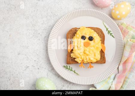 Toast drôle avec œufs brouillés en forme de poulet Banque D'Images