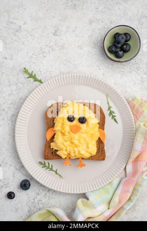 Toast drôle avec œufs brouillés en forme de poulet Banque D'Images