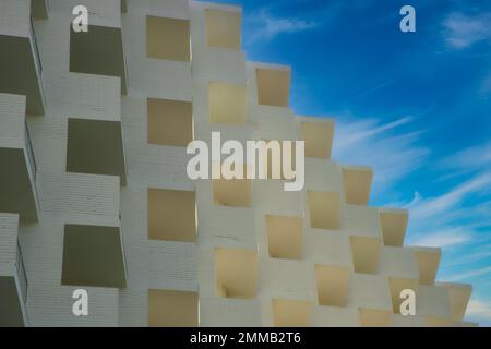 Fragment de brique blanche immeuble résidentiel d'appartements avec balcons sur fond bleu ciel Banque D'Images