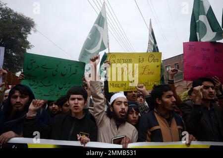Peshawar, Khyber Pakhtunkhwa, Pakistan. 29th janvier 2023. Les partisans du parti de la Ligue de l'Homme musulman tiennent un écriteau dans Urdu "brûler le Coran est le pire type de terrorisme de la Suède" lors d'une protestation contre la Suède. Le Premier ministre pakistanais Shahbaz Sharif, plusieurs pays arabes ainsi que la Turquie ont condamné le 23 janvier l'islamophobie après que le politicien d'extrême-droite suédois-danois Rasmus Paludan ait brûlé une copie du Coran lors d'un rassemblement à Stockholm le 21 janvier. (Credit image: © Hussain Ali/Pacific Press via ZUMA Press Wire) USAGE ÉDITORIAL SEULEMENT! Non destiné À un usage commercial ! Banque D'Images
