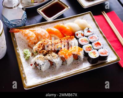 Sushi combiné - californie, nigiri, variado en gros plan Banque D'Images
