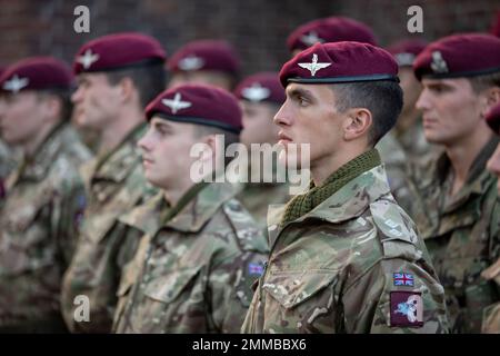 Un groupe de parachutistes britanniques se forment lors d'une cérémonie à l'occasion de l'anniversaire de l'opération Market Garden au pont Robert Frost, Arnhem, pays-Bas., 16 septembre 2022. Ces citoyens européens se rappellent le sacrifice du Régiment de parachutistes britannique de 1st et honorent ceux qui ont perdu la vie en libératant les pays-Bas pendant la Seconde Guerre mondiale Banque D'Images