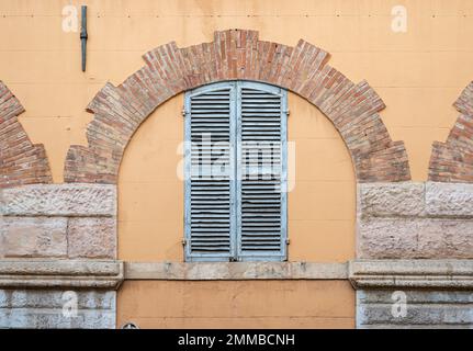 Marseille, Provence, France, 12 31 2022 - détail d'une fenêtre voûtée d'un bâtiment historique Banque D'Images