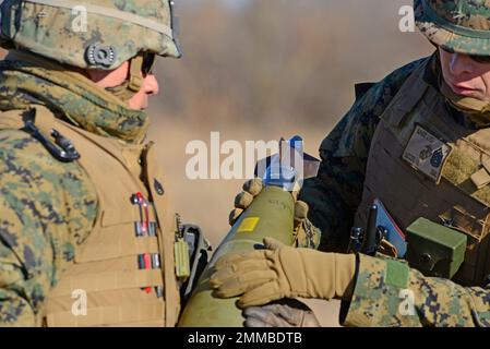 Les parties d'artillerie du kit de guidage de précision (PGK) sont testées par les États-Unis Marines à fort Sill, Oklahoma, février 2016. PGK contient un guidage GPS. Banque D'Images