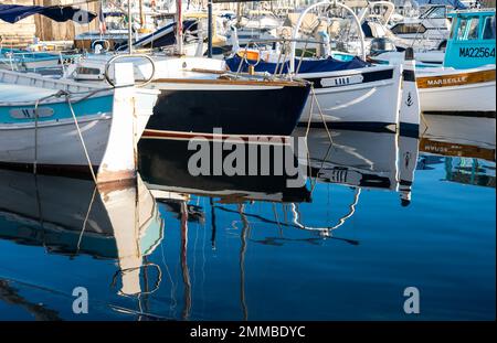 Marseille, Provence, France, 12 31 2022 - Bateaux à moteur se reflétant dans l'eau du vieux port Banque D'Images