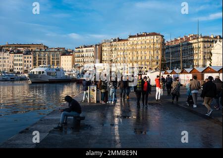 Marseille, Provence, France, 12 31 2022 - touristes marchant dans la baie du vieux port Banque D'Images