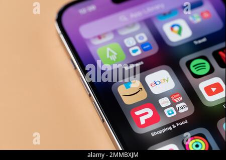 New york, Etats-Unis - 28 janvier 2022 : achat d'applications sur iphone 14 pro en gros plan sur l'écran du smartphone Banque D'Images