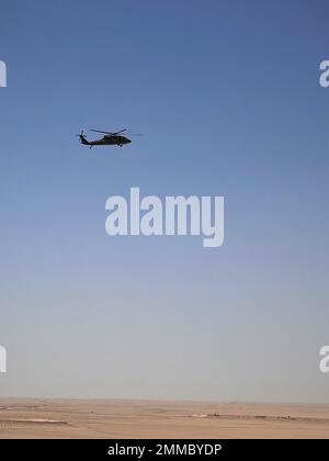 Un UH-60M Black Hawk avec le 3-142nd assaut hélicoptère Bataillon (AHB), basé à Ronkonkoma, NY, grimpe d'une zone d'atterrissage non améliorée dans les environs de Camp Buehring, Koweït, le 16 septembre 2022. Les équipages de l'aéronef pour 3-142nd AHB ont effectué un vol d'entraînement pour évaluer la poussière, les débris et la sécurité générale des diverses zones d'atterrissage autour de Camp Buehring. 3-142nd la DGFA, rattachée à la Brigade de l'aviation de combat 36th, appuie actuellement la mission combinée Force opérationnelle interarmées - opération inhérente résoudre pour conseiller, aider et permettre aux forces en partenariat dans la défaite durable de Da'esh, le terme commun arabe FO Banque D'Images