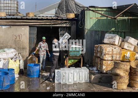 Chittagong, Chattogram, Bangladesh. 20th janvier 2023. La deuxième plus grande ville, Chittagong, possède le plus grand marché de gros de poissons marins et d'eau douce. Ce lieu est connu sous le nom de Chatdatagramme Fishery Ghat, qui a été créé il y a 200 ans. Il a été fondé par les Portugais. Ils ont créé ce marché quand les affaires étaient nécessaires à Chatdatagramme, et ils ont eu le droit de percevoir les droits de port. Le traditionnel Chatgram Fishery Ghat a deux endroits. L'emplacement du chapeau de pêche sur le chemin Iqbal, à Patharghata, a été changé pour un chapeau de pêche plus récent et plus grand à Lusai Kanya, à l'embouchure du Rajak Banque D'Images