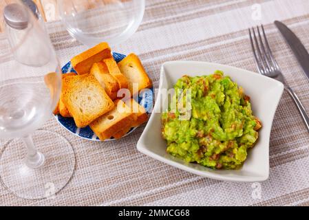 Guacamole mexicain à base d'avocat avec pain grillé Banque D'Images