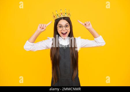 Fête des filles, drôle d'enfant dans la couronne. Enfant queen porter le diadem tiara. Joli petit portrait de princesse. Visage excité, émotions gaies de la jeune fille. Banque D'Images