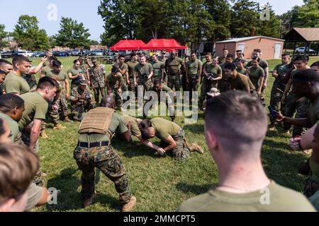 Les Marines des États-Unis participent à un événement de combat lors de la réunion de terrain du Bataillon de sécurité le 16 septembre 2022. Des rencontres sur le terrain ont lieu pour tester la condition physique des Marines tout en rapprochant le bataillon et en renforçant la camaraderie d'unité. La rencontre comprenait une course de relais de munitions, un défi de retournement de pneus et un grillage. La première place a été les Services de transport automobile, la deuxième, les Services alimentaires de la base du corps des Marines, et la troisième, l'équipe du Centre d'administration du personnel d'installation, deux. Banque D'Images