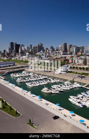 Horizon de Montréal et la marina prise de la tour de l'horloge dans le Vieux-Port de Montréal en été, Québec, Canada. Banque D'Images