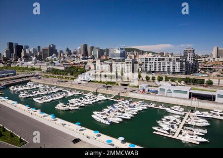 Horizon de Montréal et la marina prise de la tour de l'horloge dans le Vieux-Port de Montréal en été, Québec, Canada. Banque D'Images