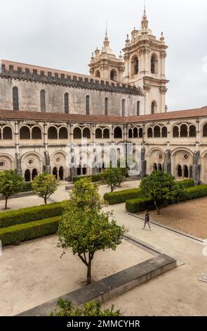 Alcobaça, Portugal - 24 août 2022 : vue sur le cloître de D. Dinis avec les clochers en arrière-plan, au monastère d'Alcobaça en Portuga Banque D'Images