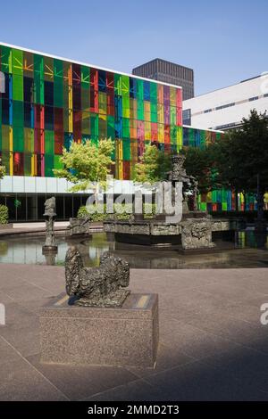 Bâtiment du Palais des congrès et fontaine d'eau de sculpture joute à la place Jean-Paul-Riopelle en été, Montréal Québec, Canada. Banque D'Images