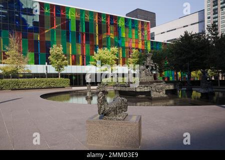 Bâtiment du Palais des congrès et fontaine d'eau de sculpture joute à la place Jean-Paul-Riopelle en été, Montréal Québec, Canada. Banque D'Images