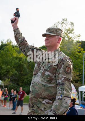 Le colonel Charles Barkhurst, vice-commandant de l’escadre de la base aérienne 88th, ferme le pistolet de départ du Tailwind Trot du Marathon de la Force aérienne 2022 le 16 septembre 2022, sur le campus de l’Université d’État Wright à Fairborn, en Ohio. Plus de 8 500 coureurs et 1 500 volontaires des 50 États et 18 pays différents sont venus courir pendant la course de 26th ans. Banque D'Images