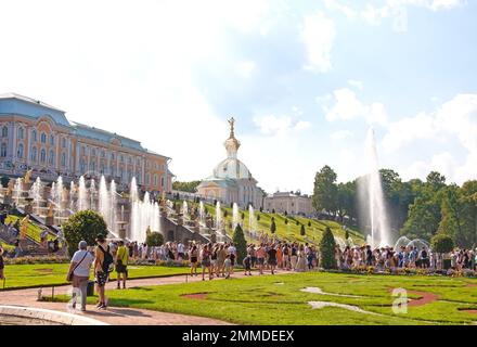 St. Saint-Pétersbourg, Russie - 20 août, 2022: Palais Peterhof. Fontaine de Grand Cascade à Peterhof Banque D'Images