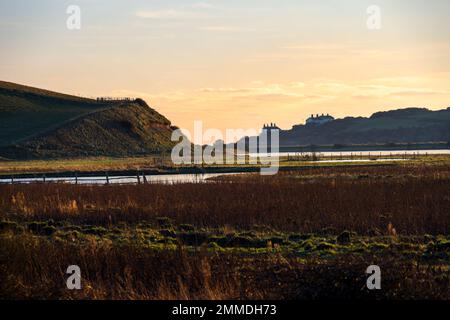 SEAFORD, ANGLETERRE - 21st JANVIER 2023 : vue sur les Coastguard Cottages au coucher du soleil en hiver, Cuckmere Haven, East Sussex Banque D'Images