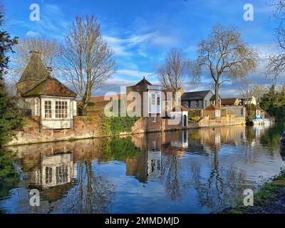 River Lea en tenue derrière High Street Banque D'Images