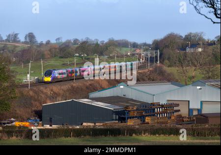 Avanti côte ouest Alstom Pendolino Pride train 390119 sur le ligne principale de la côte ouest dans le Lancashire Banque D'Images