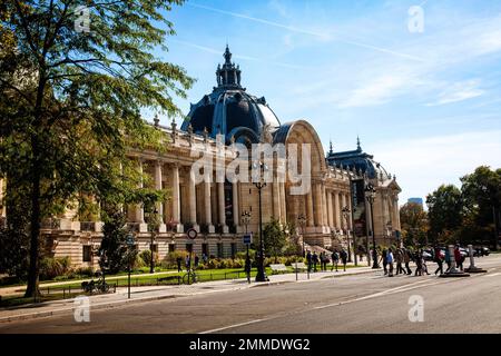 Les touristes se promènent autour du petit Palais à Paris, en France. Banque D'Images